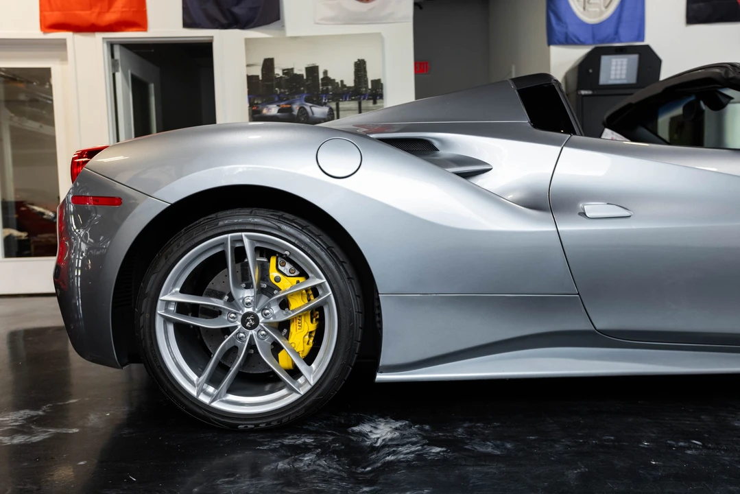 2017 Ferrari - Image 27 of 31