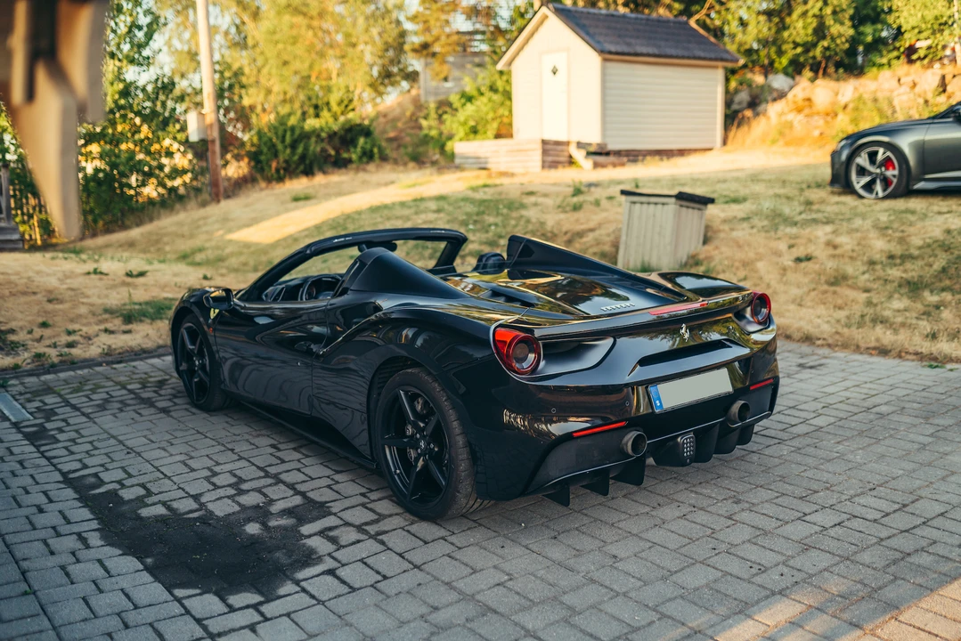 2017 Ferrari 488 Spider - Image 14 of 31