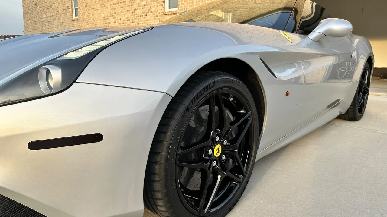 2017 Ferrari California T - Image 22 of 31