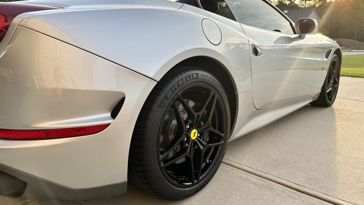 2017 Ferrari California T - Image 11 of 31