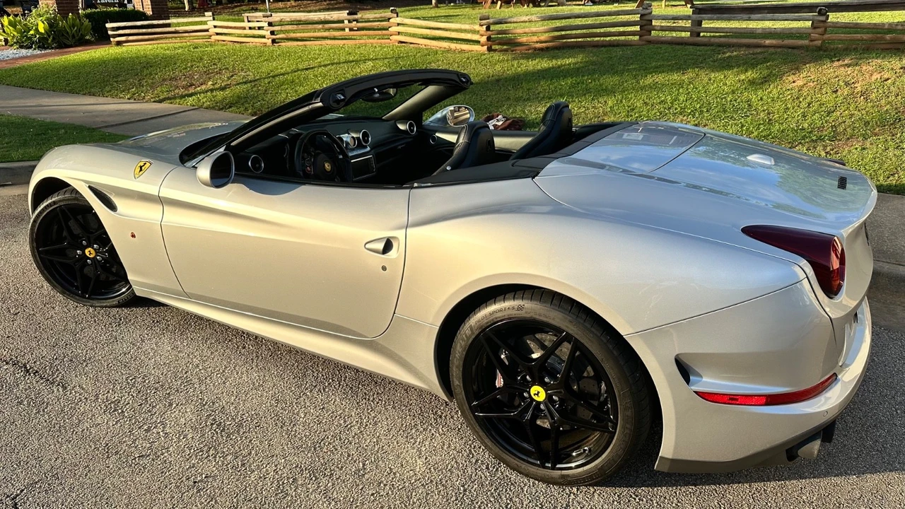 2017 Ferrari California T - Image 2 of 31