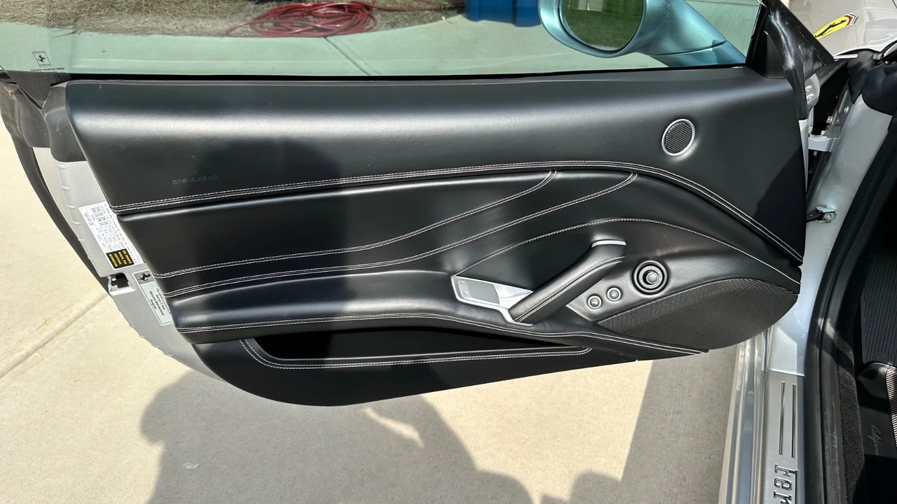 2017 Ferrari California T - Image 25 of 31