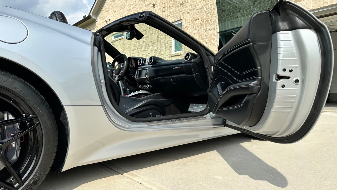 2017 Ferrari California T - Image 31 of 31