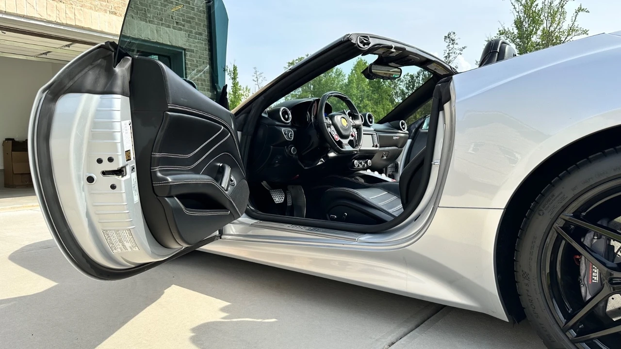 2017 Ferrari California T - Image 26 of 31