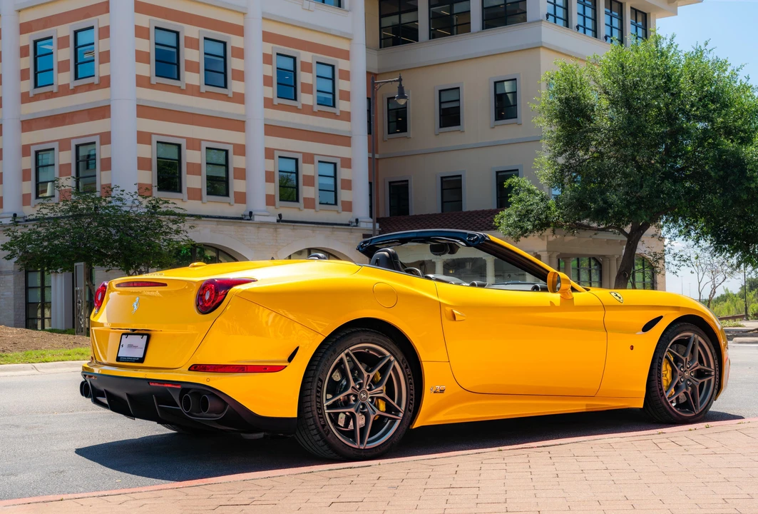 2017 Ferrari California T - Image 9 of 31