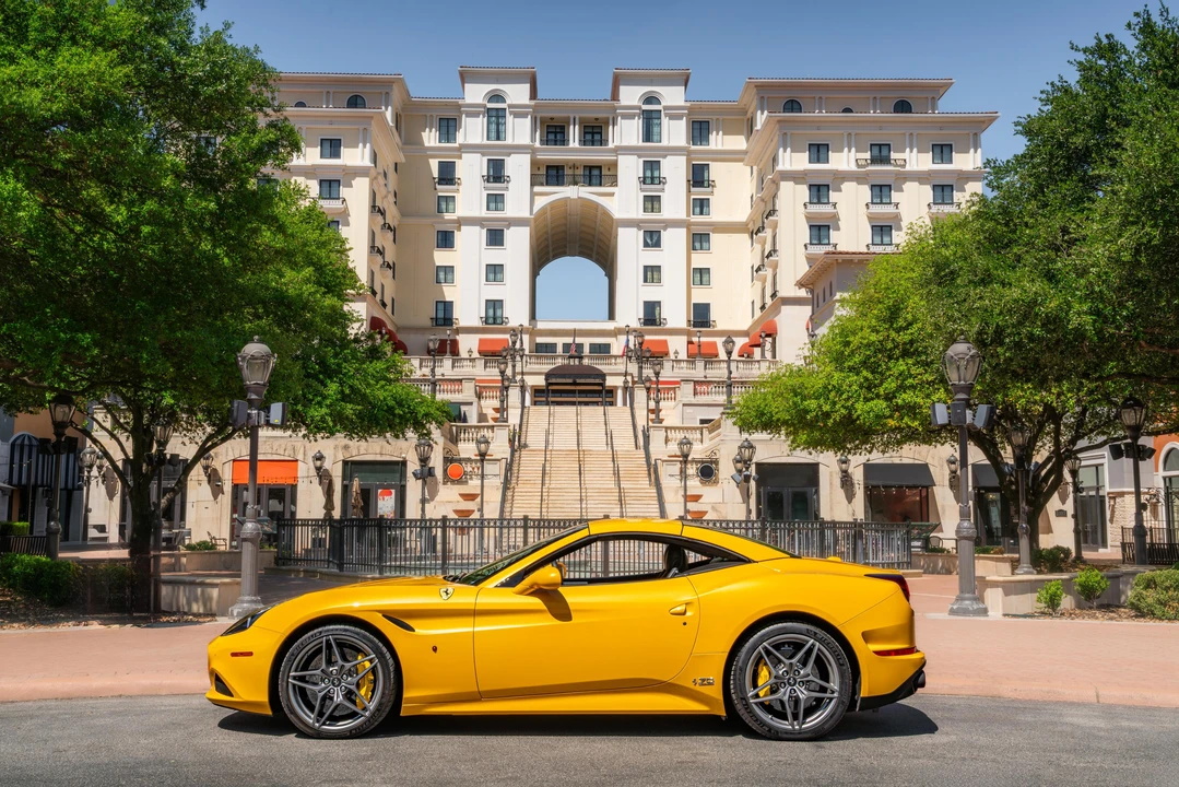 2017 Ferrari California T - Image 8 of 31