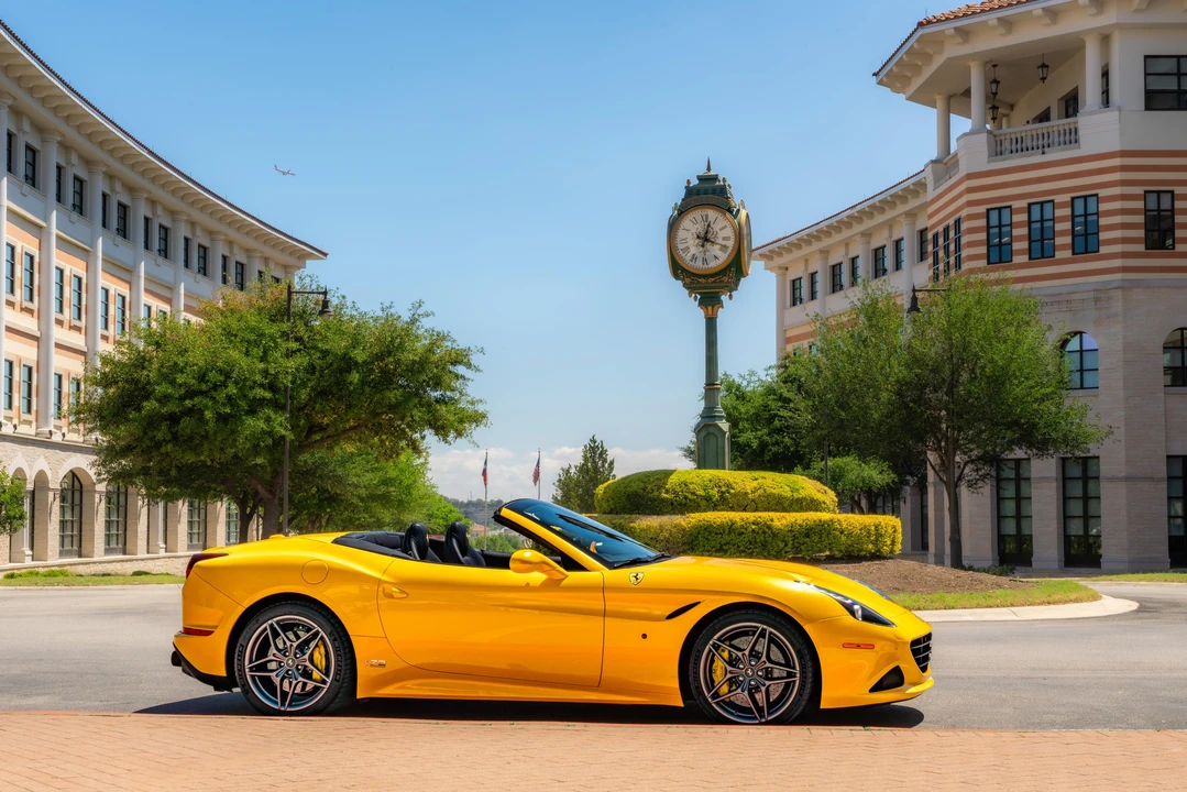 2017 Ferrari California T - Image 10 of 31