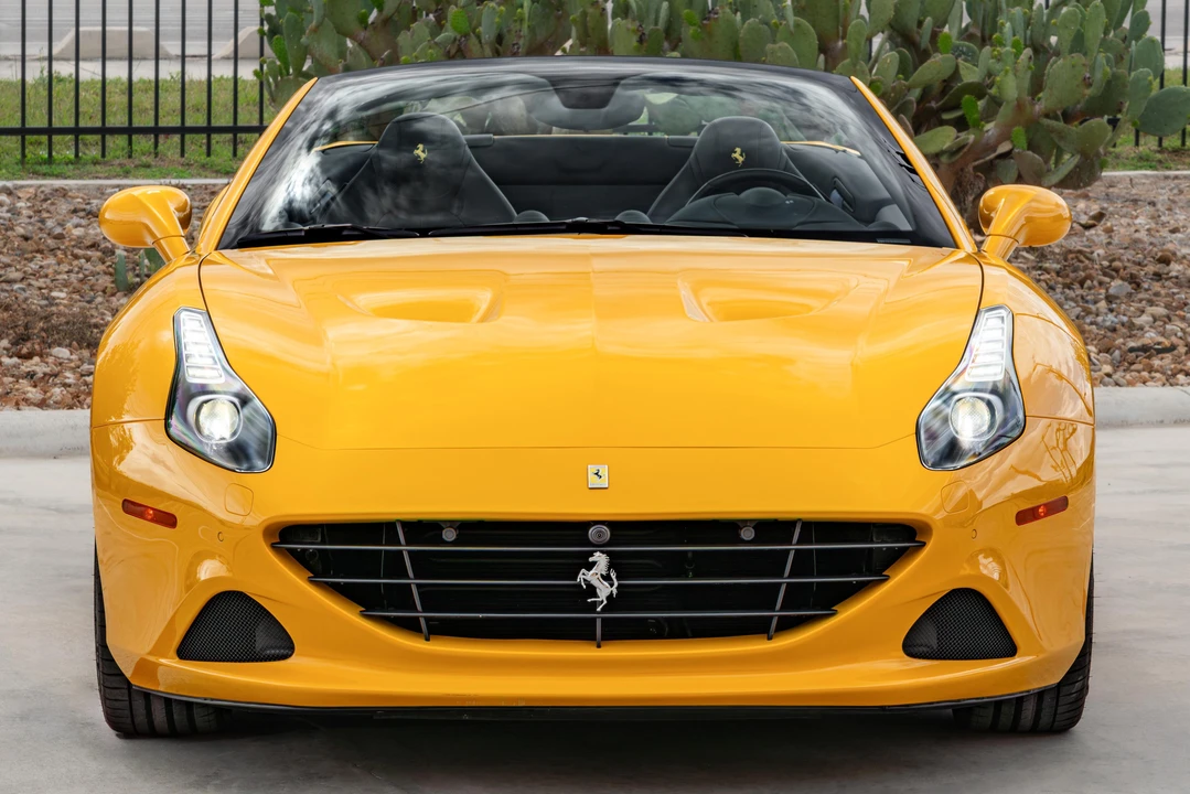 2017 Ferrari California T - Image 2 of 31