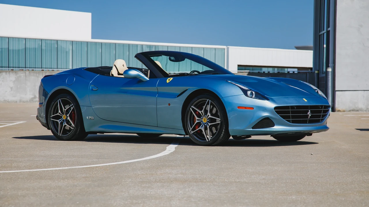 2017 Ferrari California T - Image 9 of 31