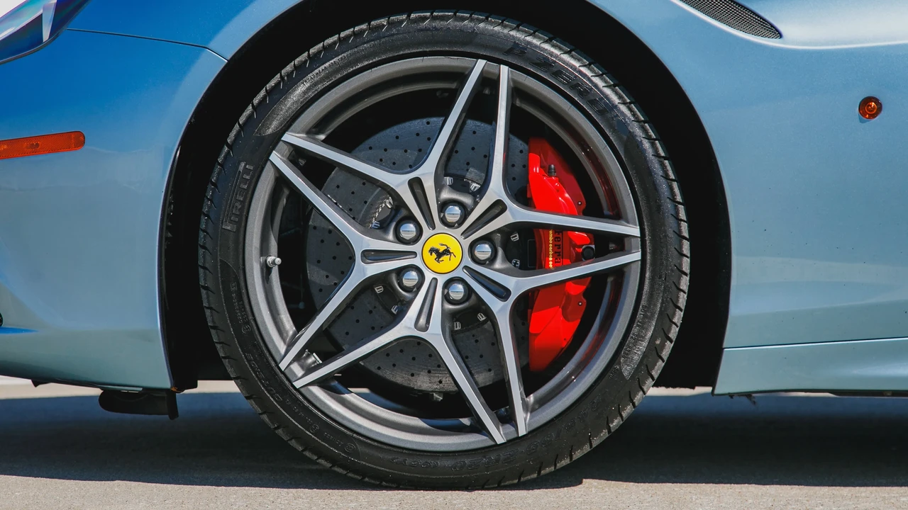 2017 Ferrari California T - Image 30 of 31