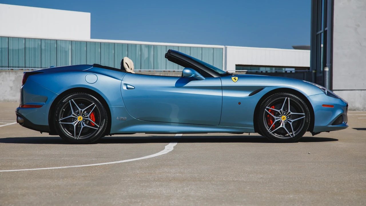 2017 Ferrari California T - Image 8 of 31