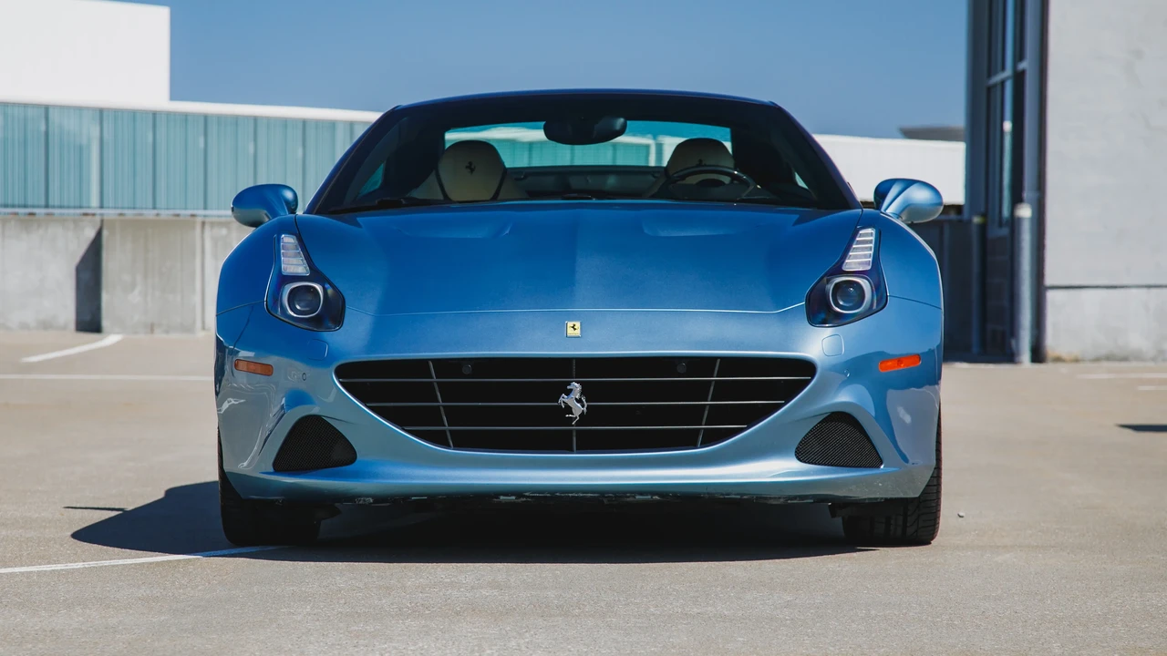 2017 Ferrari California T - Image 2 of 31