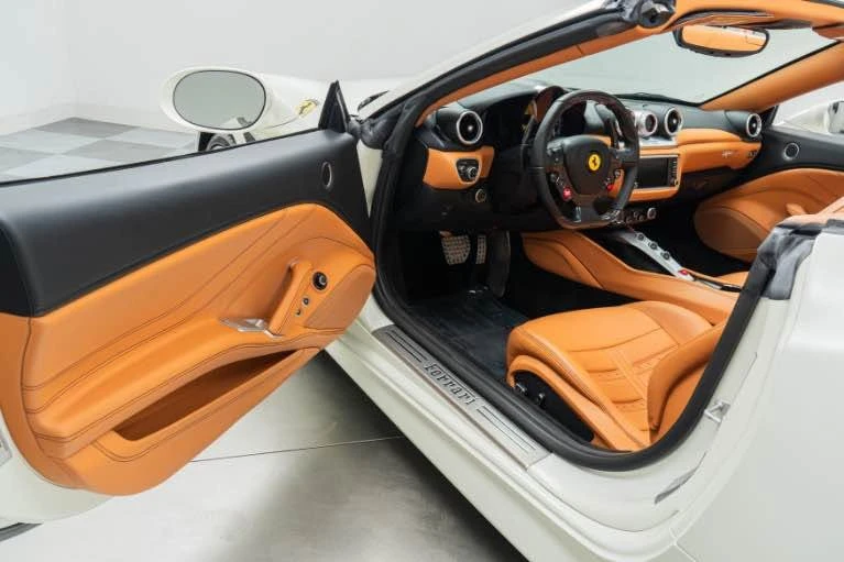 2017 Ferrari California T - Image 8 of 14