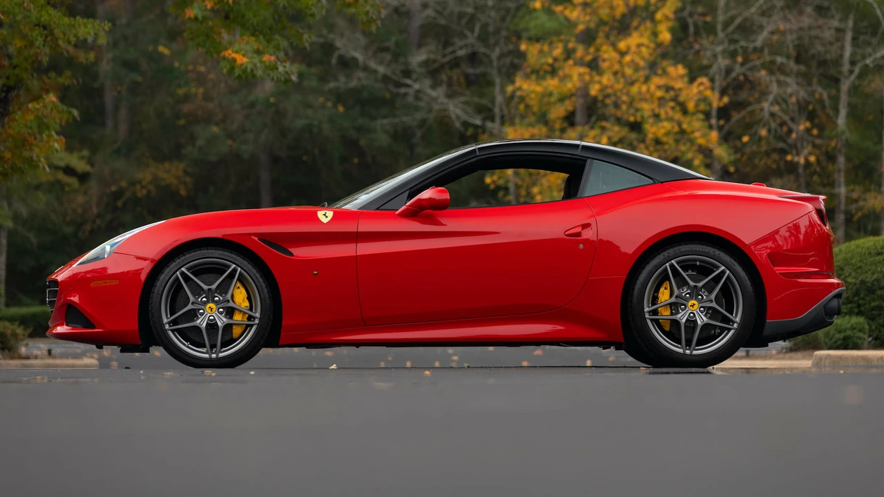 2017 Ferrari California T - Image 2 of 31