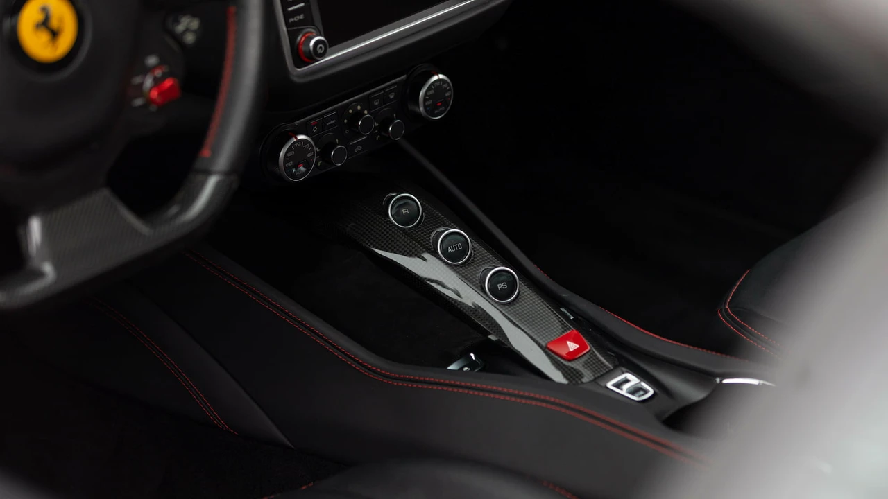 2017 Ferrari California T - Image 26 of 31