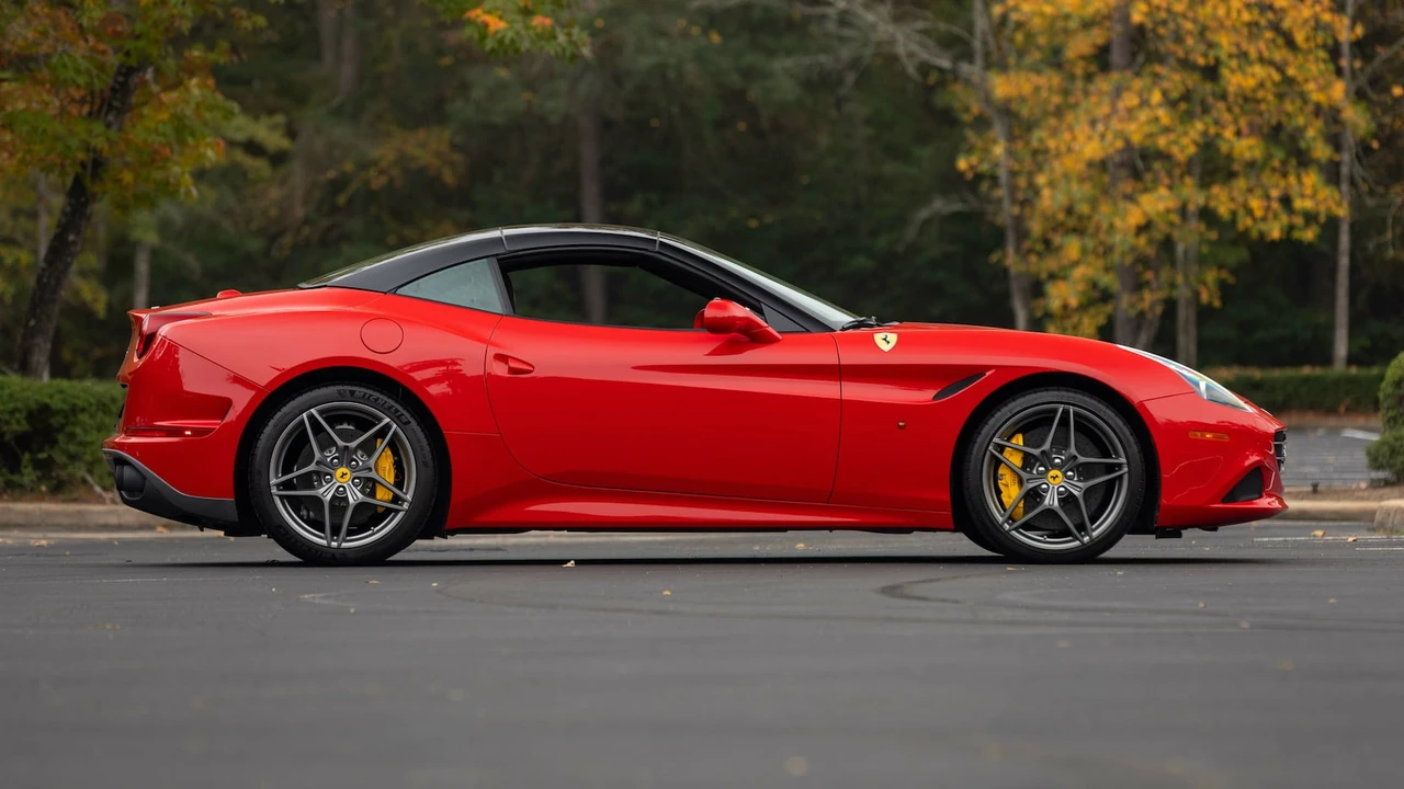 2017 Ferrari California T - Image 30 of 31