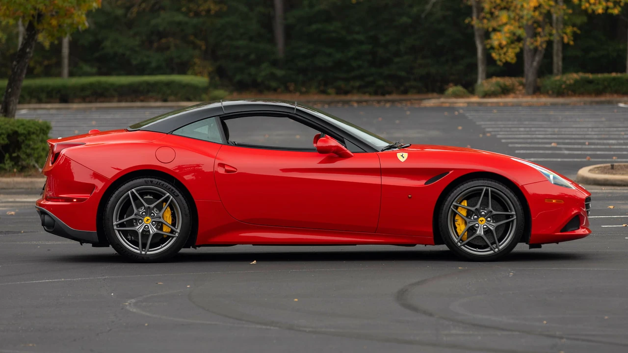 2017 Ferrari California T - Image 8 of 31