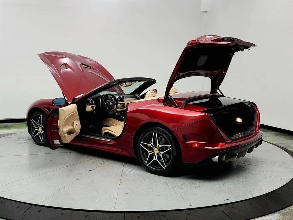 2017 Ferrari California T - Image 12 of 31