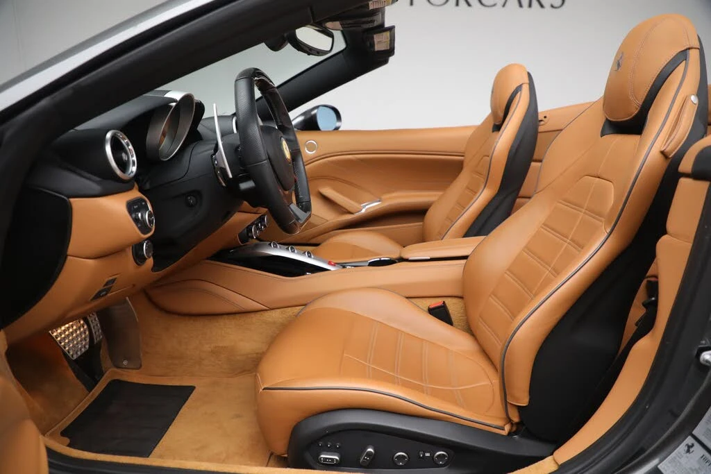 2017 Ferrari California T - Image 16 of 31