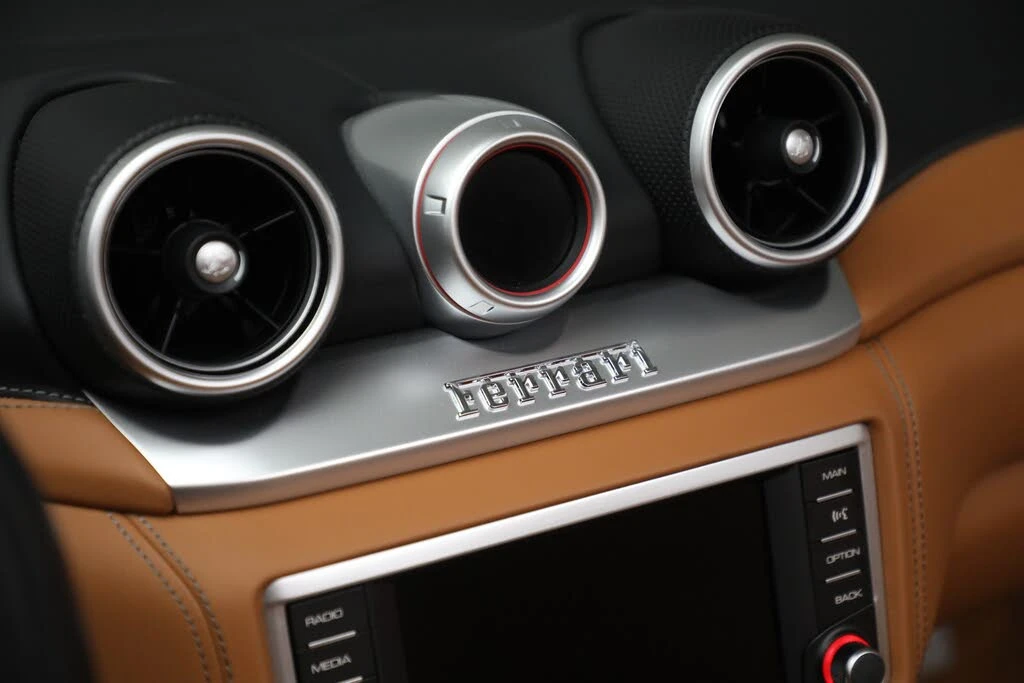 2017 Ferrari California T - Image 26 of 31