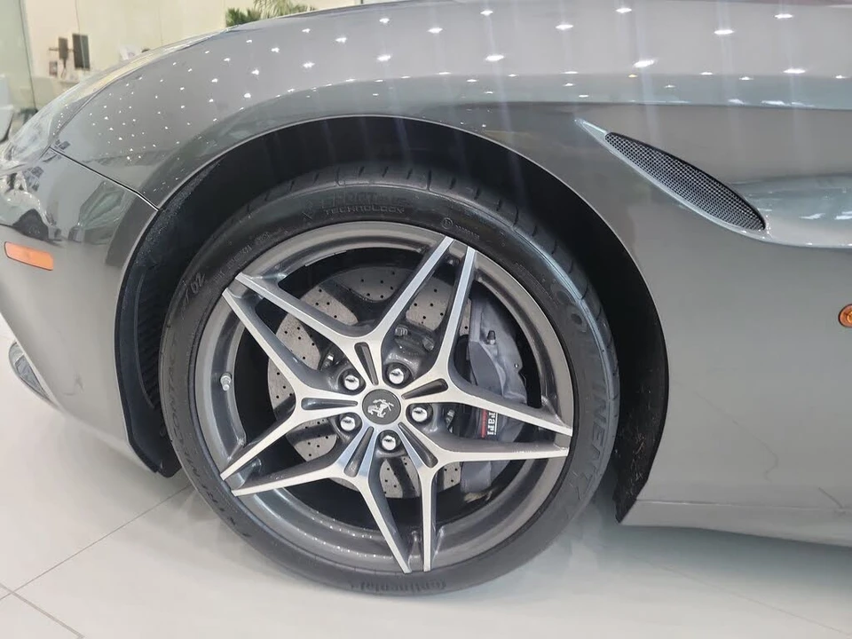 2017 Ferrari California T - Image 28 of 31