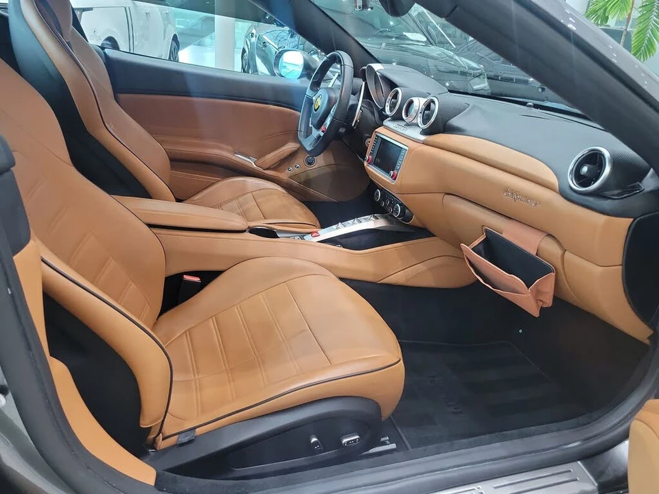 2017 Ferrari California T - Image 4 of 31