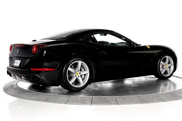 2017 Ferrari California T - Image 2 of 31