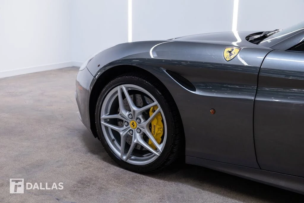 2017 Ferrari California T - Image 2 of 31