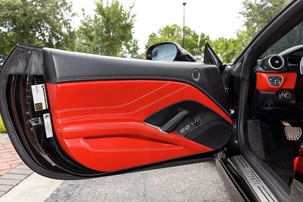 2017 Ferrari California T - Image 26 of 31