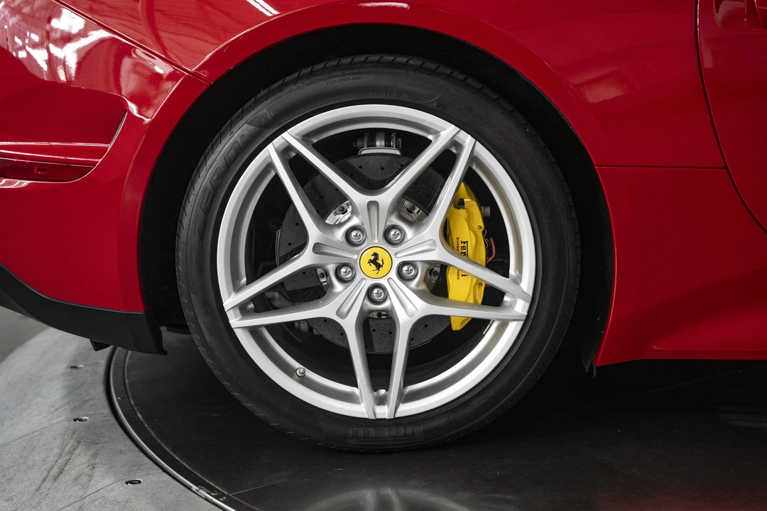 2017 Ferrari California T - Image 19 of 31