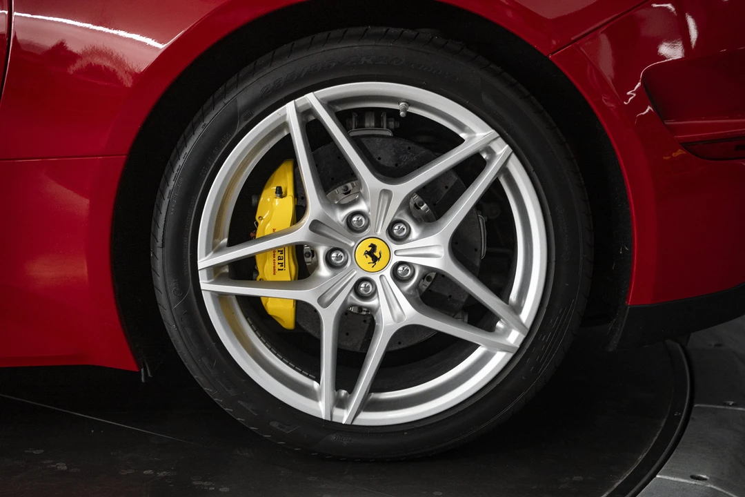 2017 Ferrari California T - Image 22 of 31