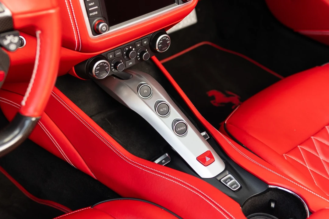 2017 Ferrari California T - Image 6 of 12
