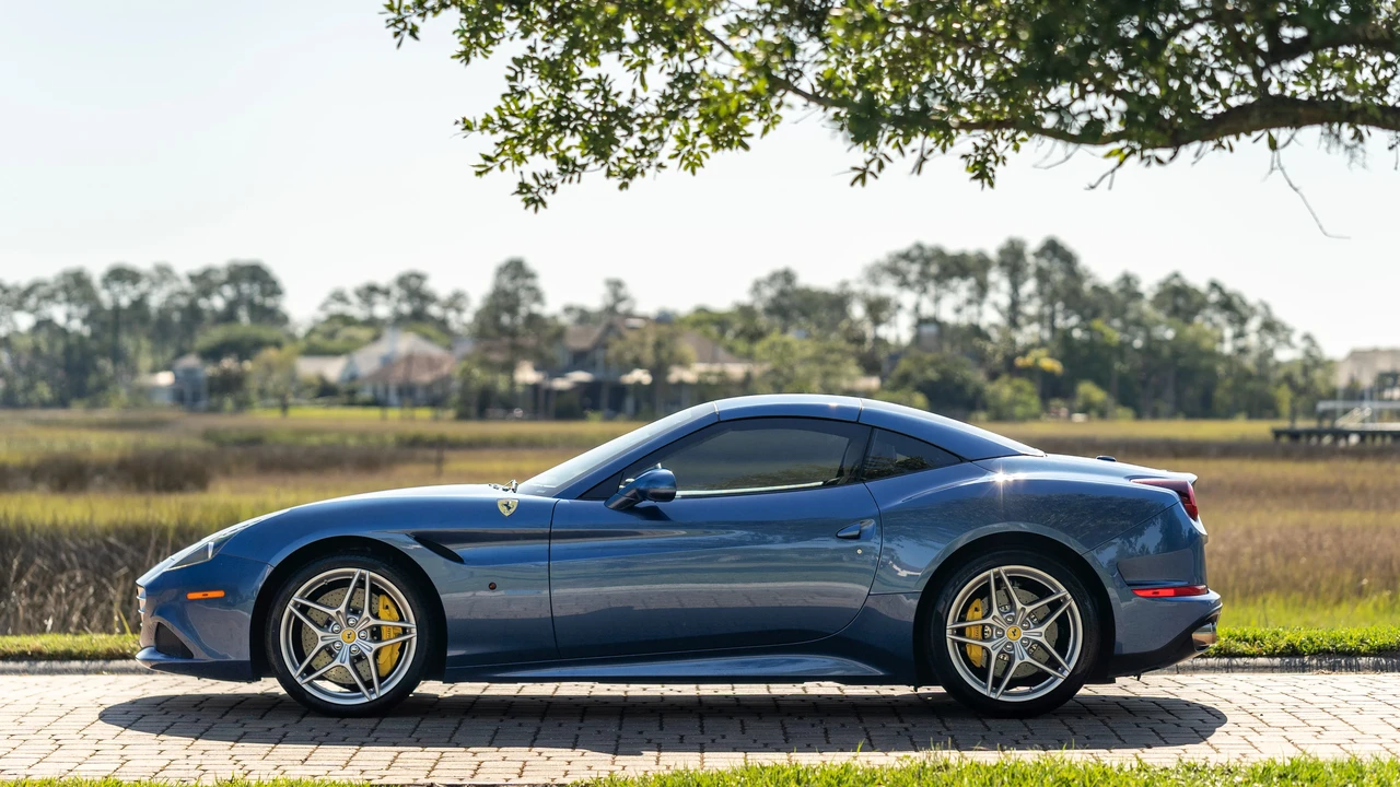 2017 Ferrari California T - Image 9 of 31