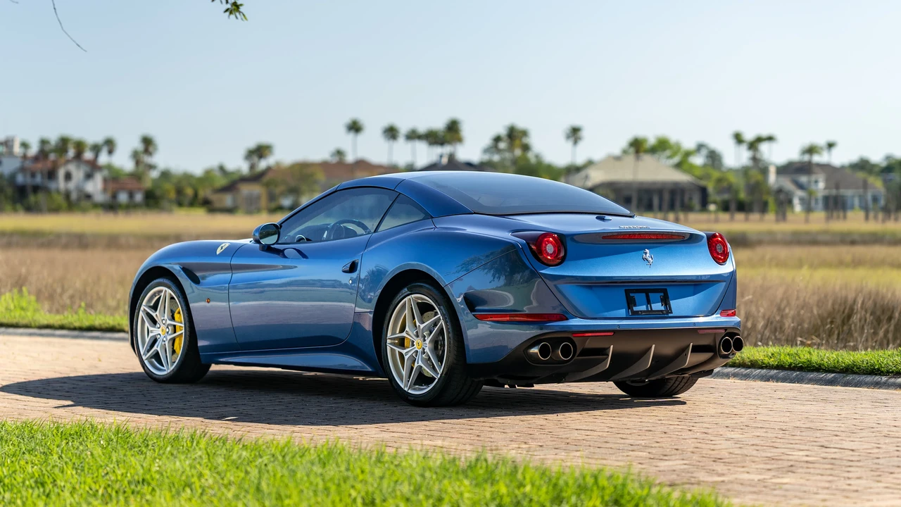 2017 Ferrari California T - Image 8 of 31