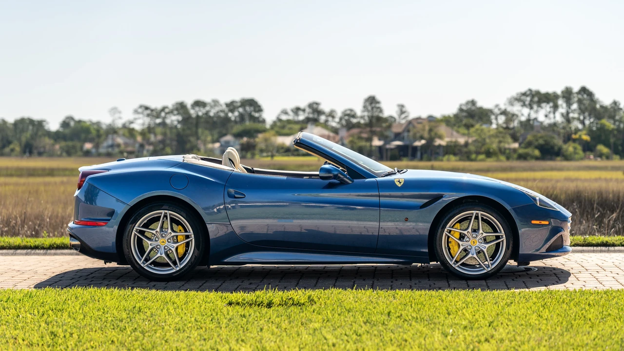 2017 Ferrari California T - Image 5 of 31