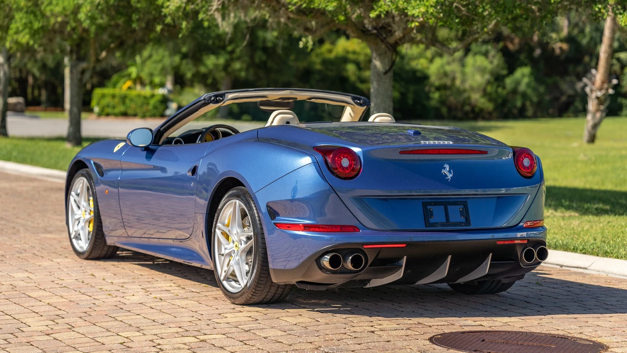 2017 Ferrari California T - Image 16 of 31