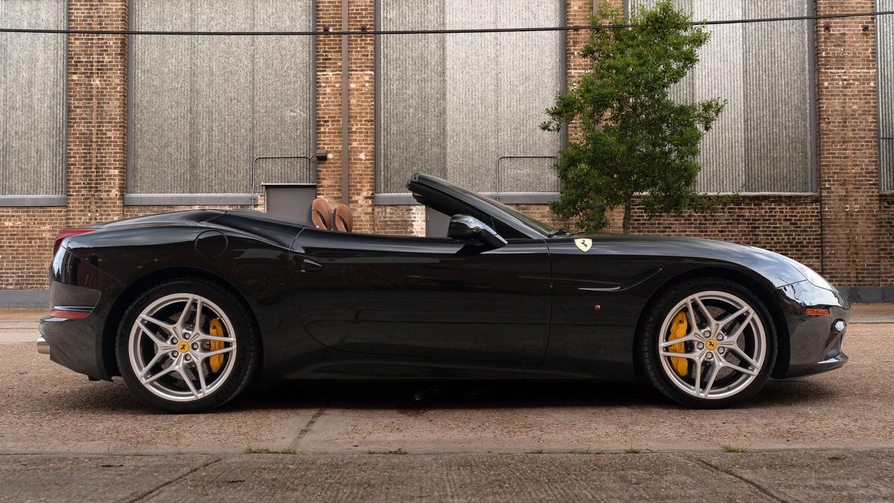 2017 Ferrari California T - Image 12 of 31