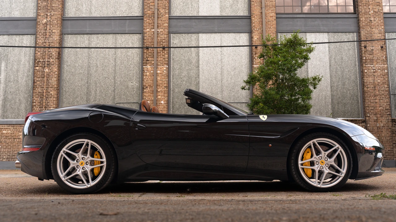 2017 Ferrari California T - Image 13 of 31