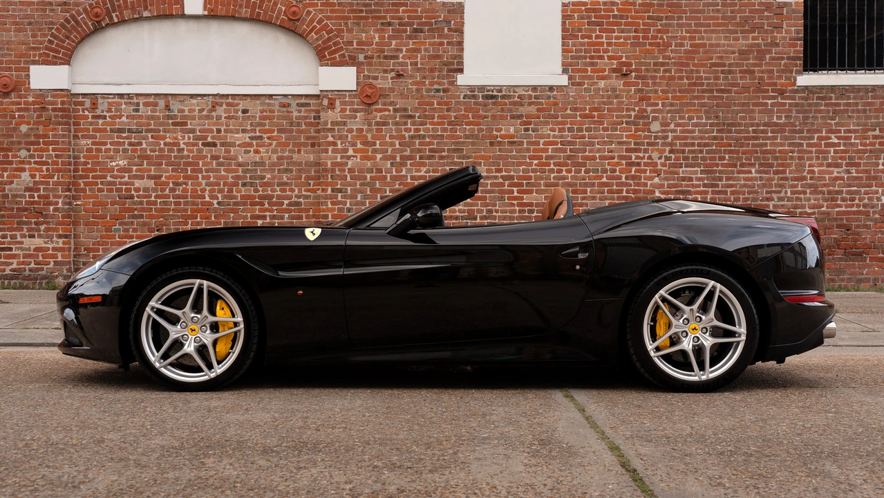 2017 Ferrari California T - Image 24 of 31