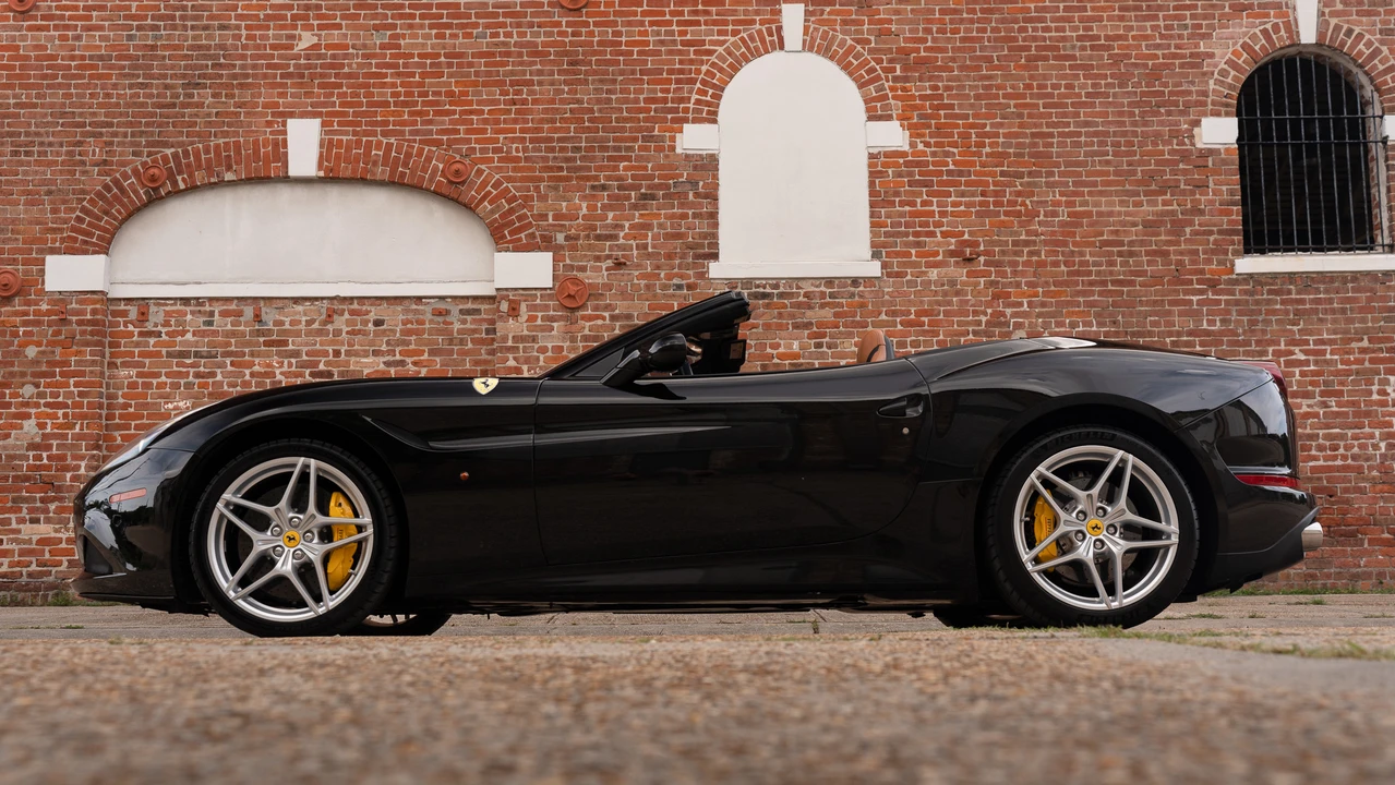 2017 Ferrari California T - Image 25 of 31