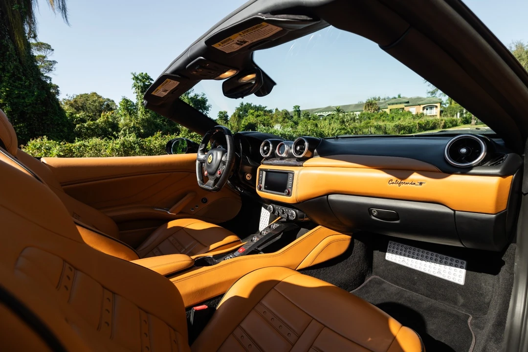 2017 Ferrari California T - Image 8 of 12