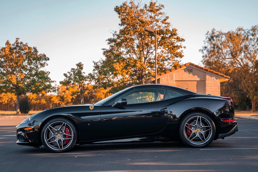 2017 Ferrari California T - Image 8 of 31