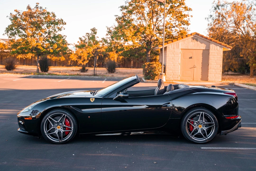 2017 Ferrari California T - Image 16 of 31
