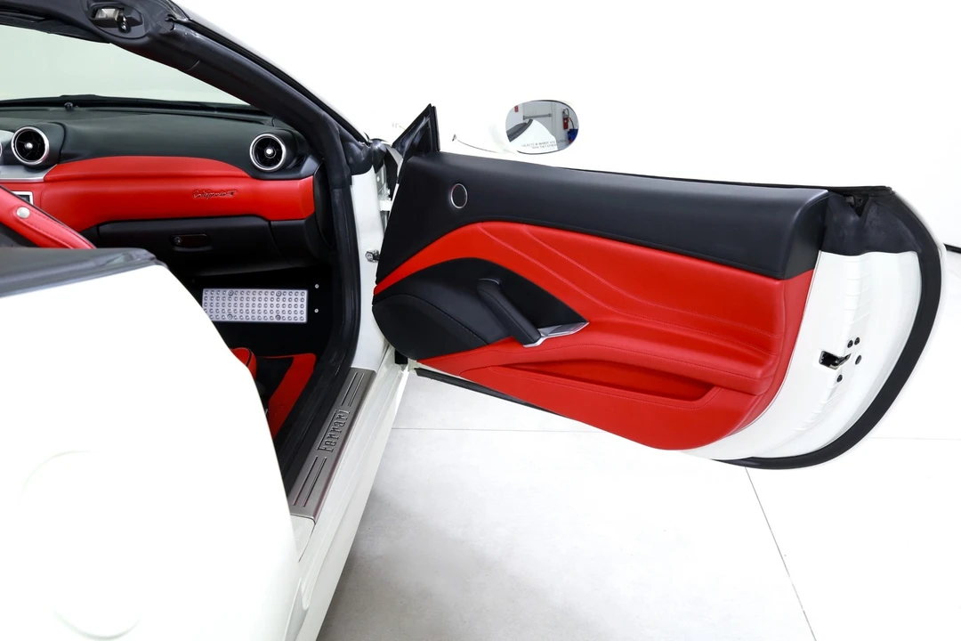 2017 Ferrari California T - Image 20 of 31