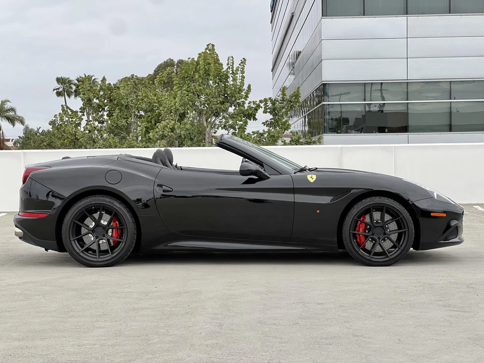 2017 Ferrari California T - Image 16 of 31