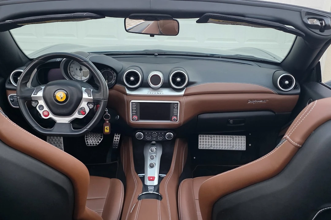 2017 Ferrari California T - Image 8 of 12