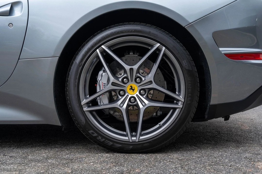 2017 Ferrari California T - Image 13 of 31
