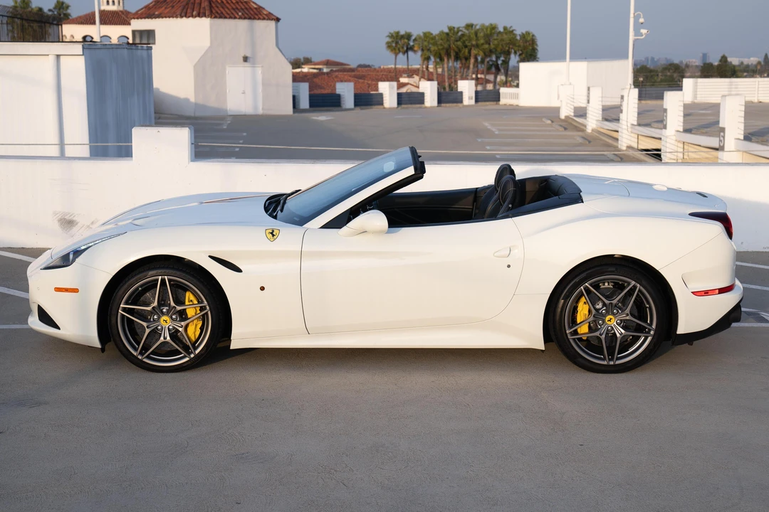 2017 Ferrari California T - Image 3 of 31