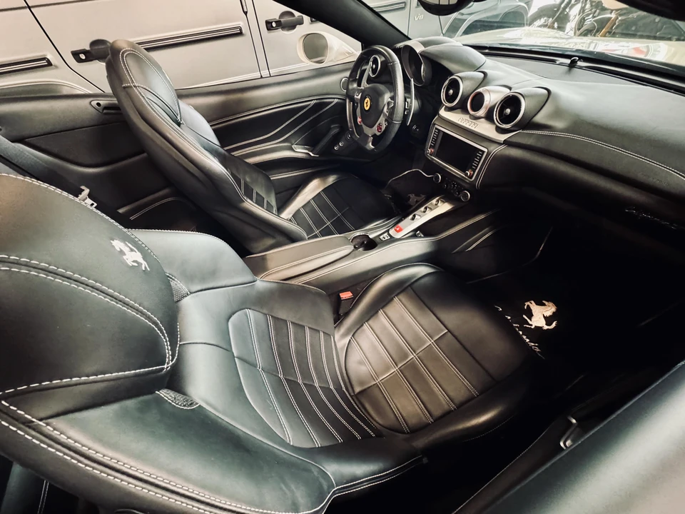2017 Ferrari California T - Image 28 of 31