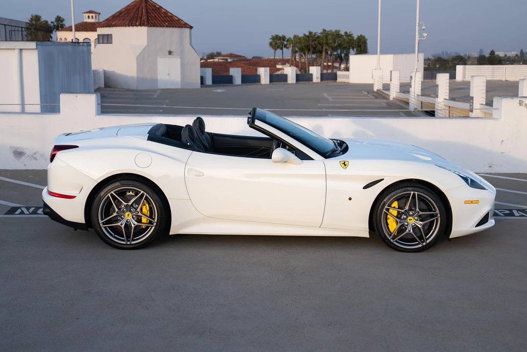 2017 Ferrari California T - Image 10 of 31
